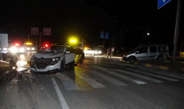 Cip ile hafif ticari araç çarpıştı: 4 yaralı