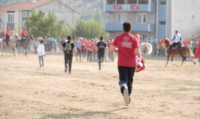 Cirit gösterisinde binici attan düşerek yaralandı