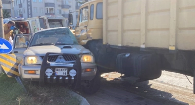 Çöp kamyonu, kamyonete çarptı: 4 ölü, 2 yaralı
