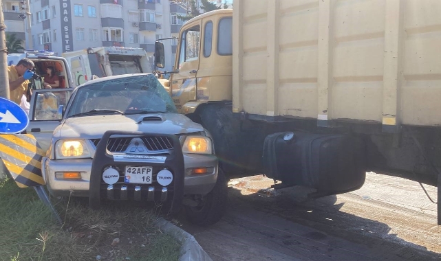 Çöp kamyonu, kamyonete çarptı: 4 ölü, 2 yaralı