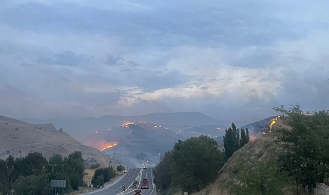 Dağlık alanda korkutan yangın