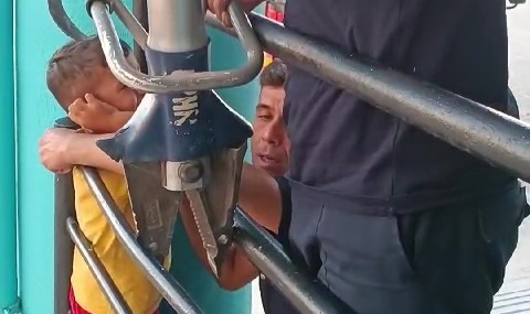 Demir korkuluğa sıkışan çocuğu itfaiye kurtardı