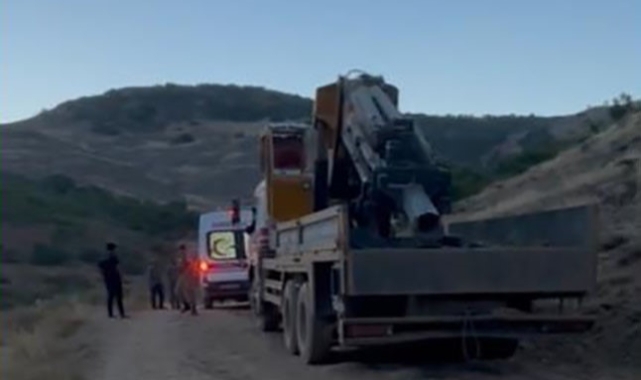 Devrilen kepçede sıkışan operatörü AFAD ekipleri kurtardı