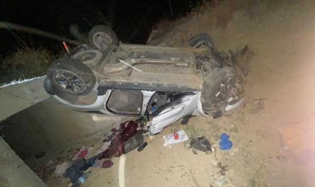 Devrilen otomobilde sıkışan 3 kişiyi itfaiye kurtardı