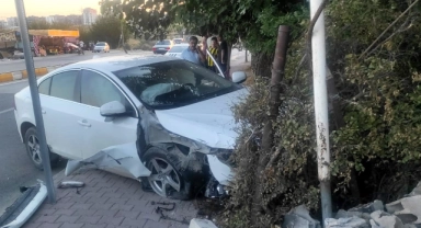 Direksiyon hakimiyetini kaybeden araç kaldırıma çıktı