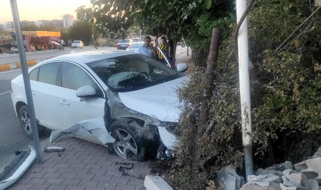 Direksiyon hakimiyetini kaybeden araç kaldırıma çıktı