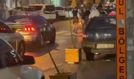 Düğün konvoyunda yolu kapatıp davul çaldılar!