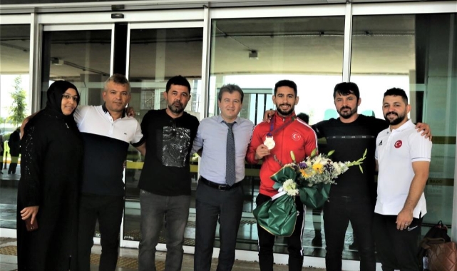 Dünya 3. Torku Şeker Sporlu Alihan Bayraktar yurda döndü