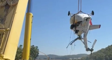 Düşen helikopterin enkazı kıyıya çıkartıldı