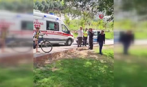 El freni çekilmeyen araç çardağa çarptı