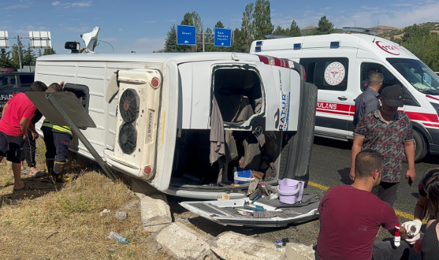 Elazığ'da tur minibüsü otobüse çarptı: 18 yaralı