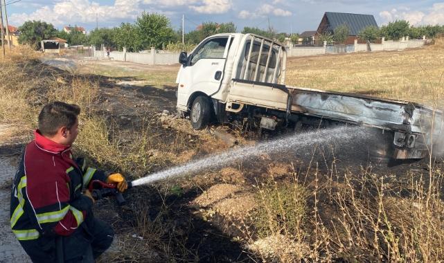 Elektrik direğine çarpan araç yandı