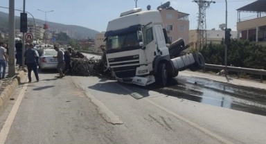 Enkazdaki demirleri taşıyan TIR devrildi, 4 araç zarar gördü
