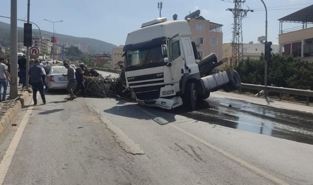 Enkazdaki demirleri taşıyan TIR devrildi, 4 araç zarar gördü