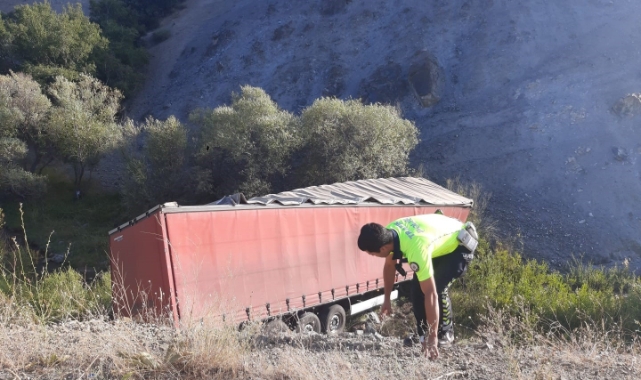 Erzincan’da TIR şarampole uçtu