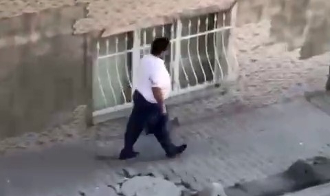 Esenyur'ta dehşet: karısını bıçakladı, elini kolunu sallayarak kaçtı!