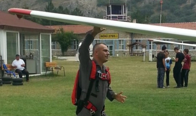 Eskişehir'de yelkenkanatlar çarpıştı: 1 pilot öldü, 1 pilot yaralı