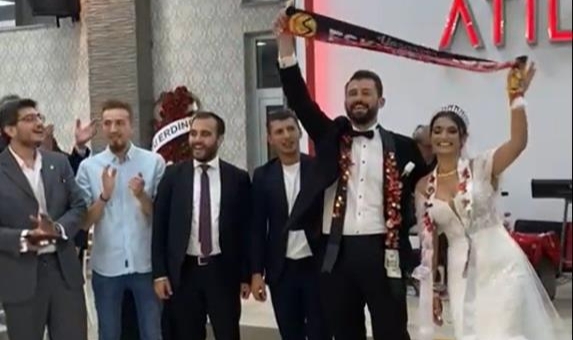 Eskişehirsporlu çift düğün salonunu tribüne çevirdi