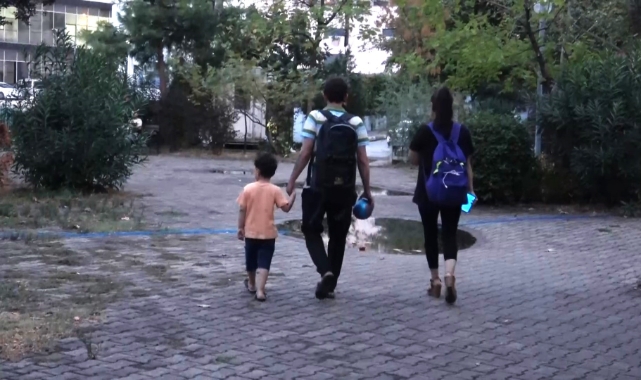 Evden atılan çocuklu aile 2,5 aydır hastane bahçesinde kalıyor