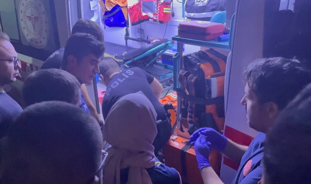 Evini yakıp kendine zarar veren kişiyi polis kurtardı
