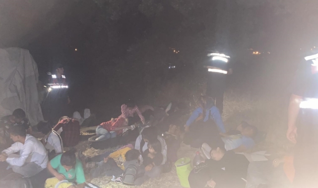 Ezine’de 92 kaçak göçmen ile 1 organizatör yakalandı