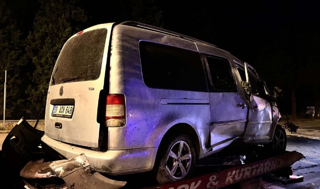 Feci kaza! Önce ağaca sonra direğe çarptı