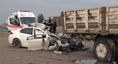 Feci kaza! Otomobil TIR'a ok gibi saplandı