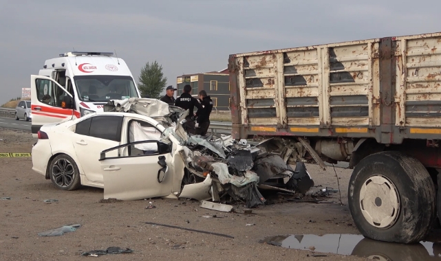 Feci kaza! Otomobil TIR'a ok gibi saplandı