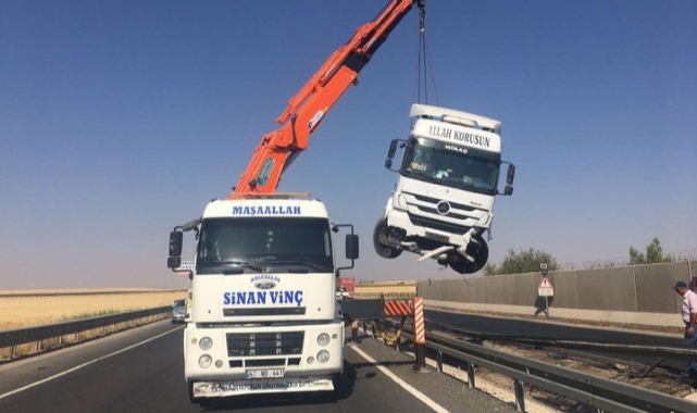 Feci kaza! Yoldan çıkarak refüje girdi