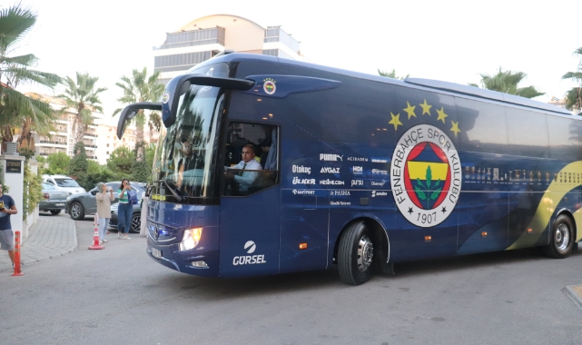 Fenerbahçe, Alanya'da meşale ve çiçeklerle karşılandı