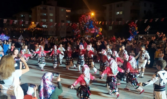 Festivalin gözdesi Yıldızlar folklor ekibi