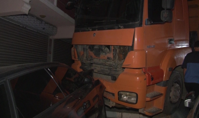 Freni boşalan hafriyat kamyonu 6 otomobile çarptı