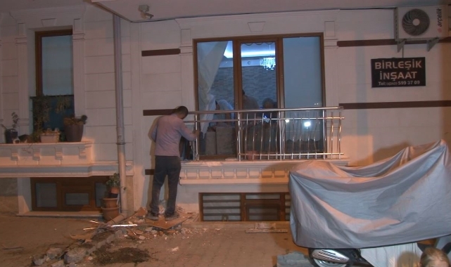 Freni boşalan iş makinesi bir binaya girdi