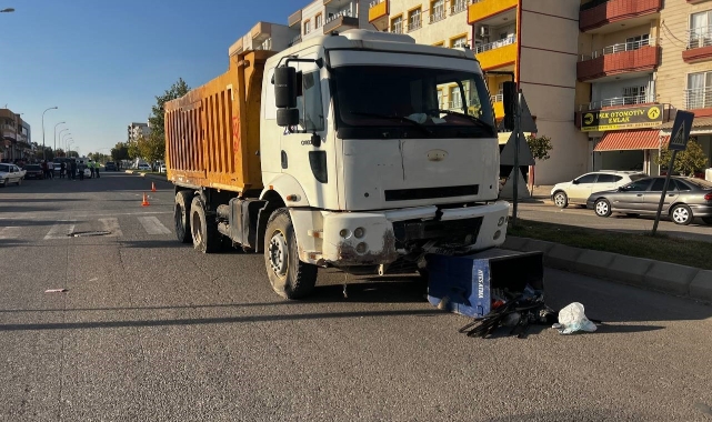 Freni boşalan kamyon araçların arasına daldı