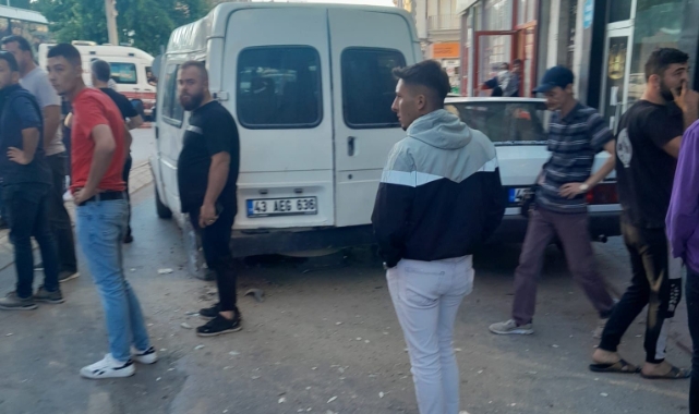 Freni boşalan otobüs park 4 araca çarptı: 2 yaralı
