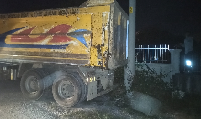 Freni boşalan park halindeki kamyon elektrik direğine çarptı