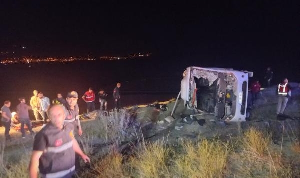 Göçmen midibüsü kaza yaptı! 5 ölü, 21 yaralı