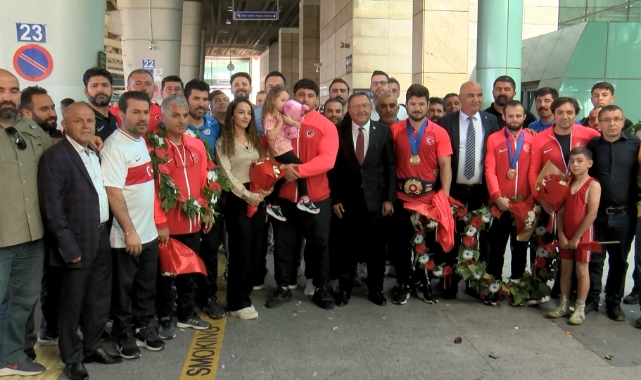 Grekoromen Güreş Milli Takımı'na coşkulu karşılama