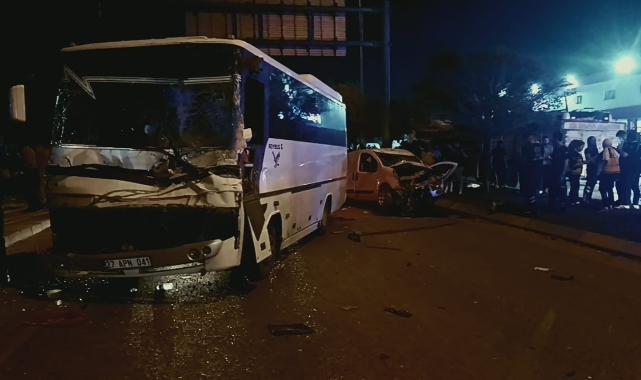 Hafif ticari araç ile işçi servisi çarpıştı: 2 ağır yaralı