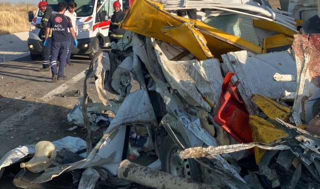 Hafif ticari araç kamyona arkadan çarptı: 2 ölü
