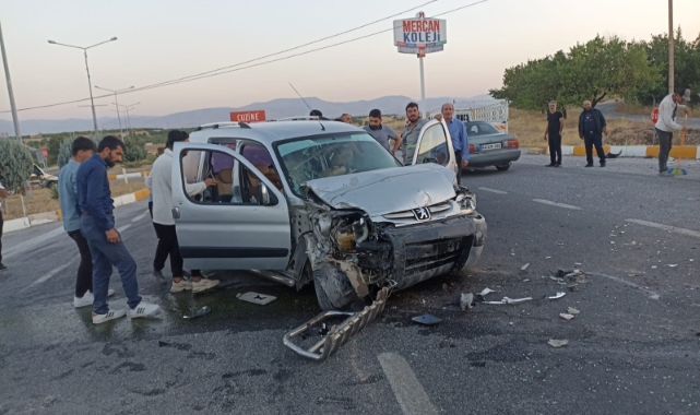 Hafif ticari araçla otomobil çarpıştı: 5 yaralı