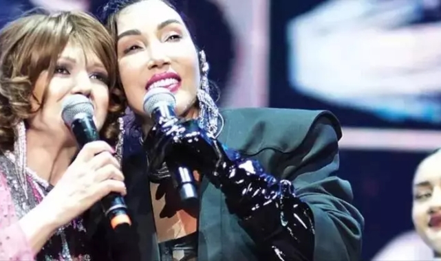 Hande Yener, Gülden Karaböcek’i sahnesine konuk etti