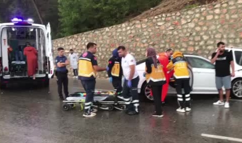 İki araç kafa kafaya çarpıştı! 1 ölü, 6 yaralı