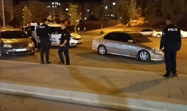 İki grup arasında yan bakma kavgası