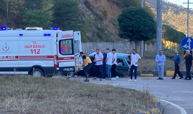 İki otomobil çarpıştı: 1'i ağır 4 yaralı