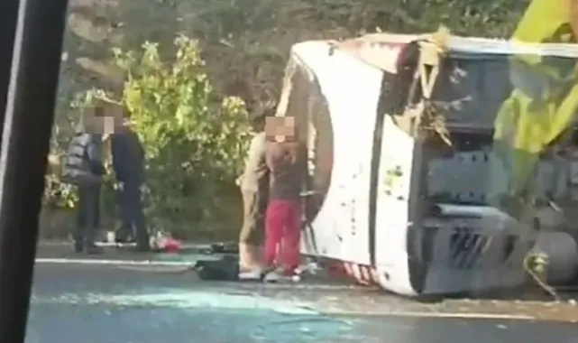 İngiltere’de okul servisi devrildi: 2 ölü