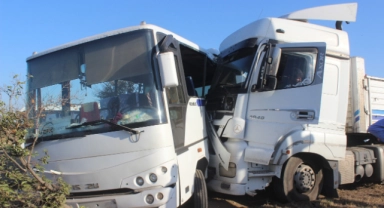 İşçi servisi ile tır çarpıştı: 1’i ağır 23 yaralı