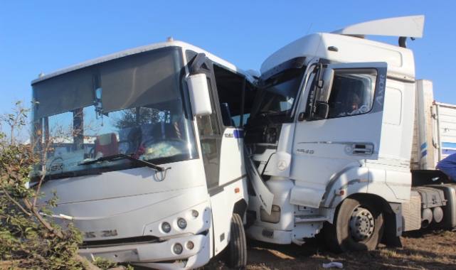 İşçi servisi ile tır çarpıştı: 1’i ağır 23 yaralı