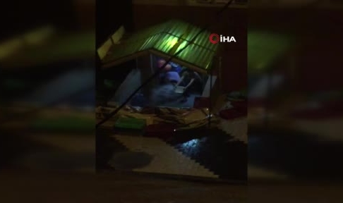 İstanbul'da evleri su bastı, yollar göle döndü