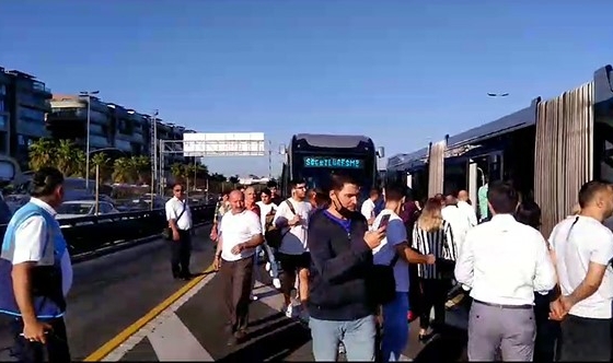 İstanbul’da metro arıza yaptı, yolcular yürümek zorunda kaldı